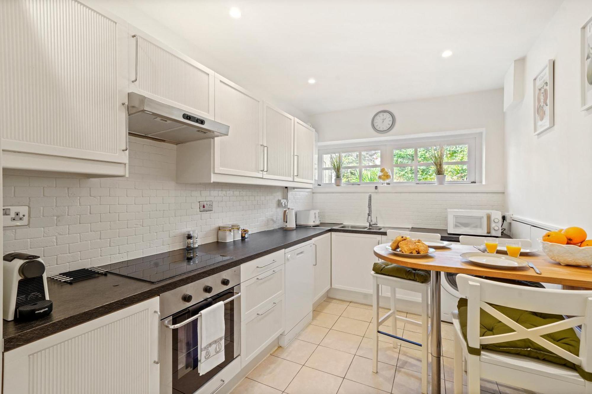 3 Bedroom Mews Home - Clapham Common - Free Private Parking - Sleeps 5 - Newly Refurbished - Sweetpea & Pillow Properties 伦敦 外观 照片