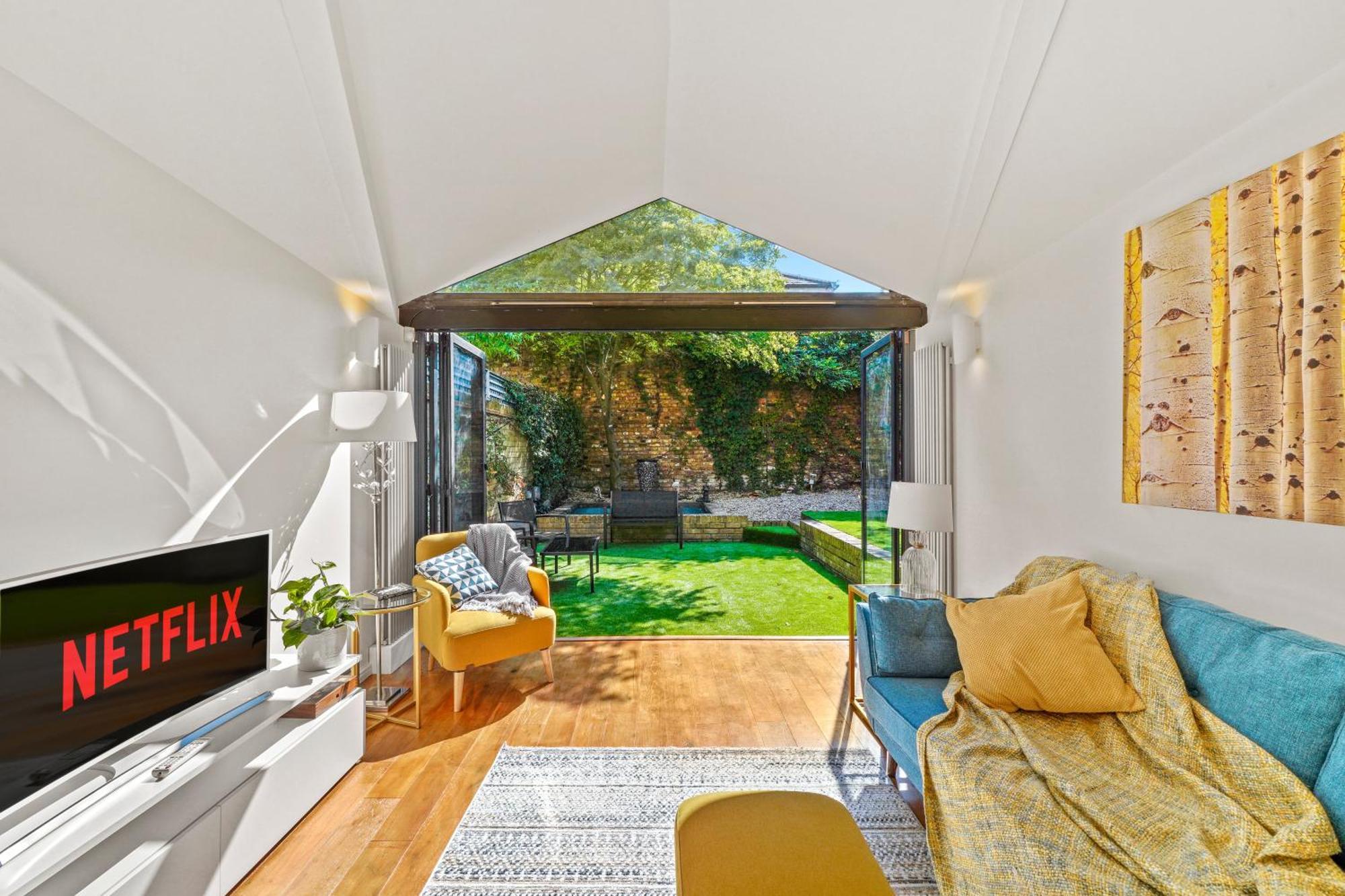 3 Bedroom Mews Home - Clapham Common - Free Private Parking - Sleeps 5 - Newly Refurbished - Sweetpea & Pillow Properties 伦敦 外观 照片